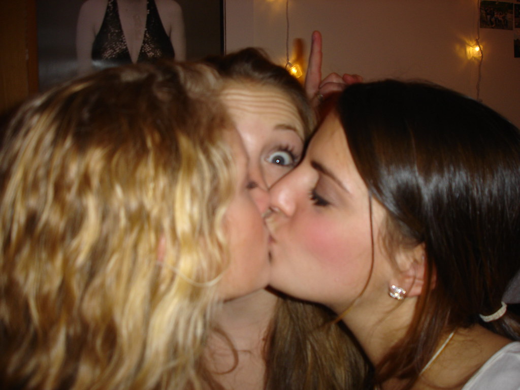 3 Way Kiss der postbotin