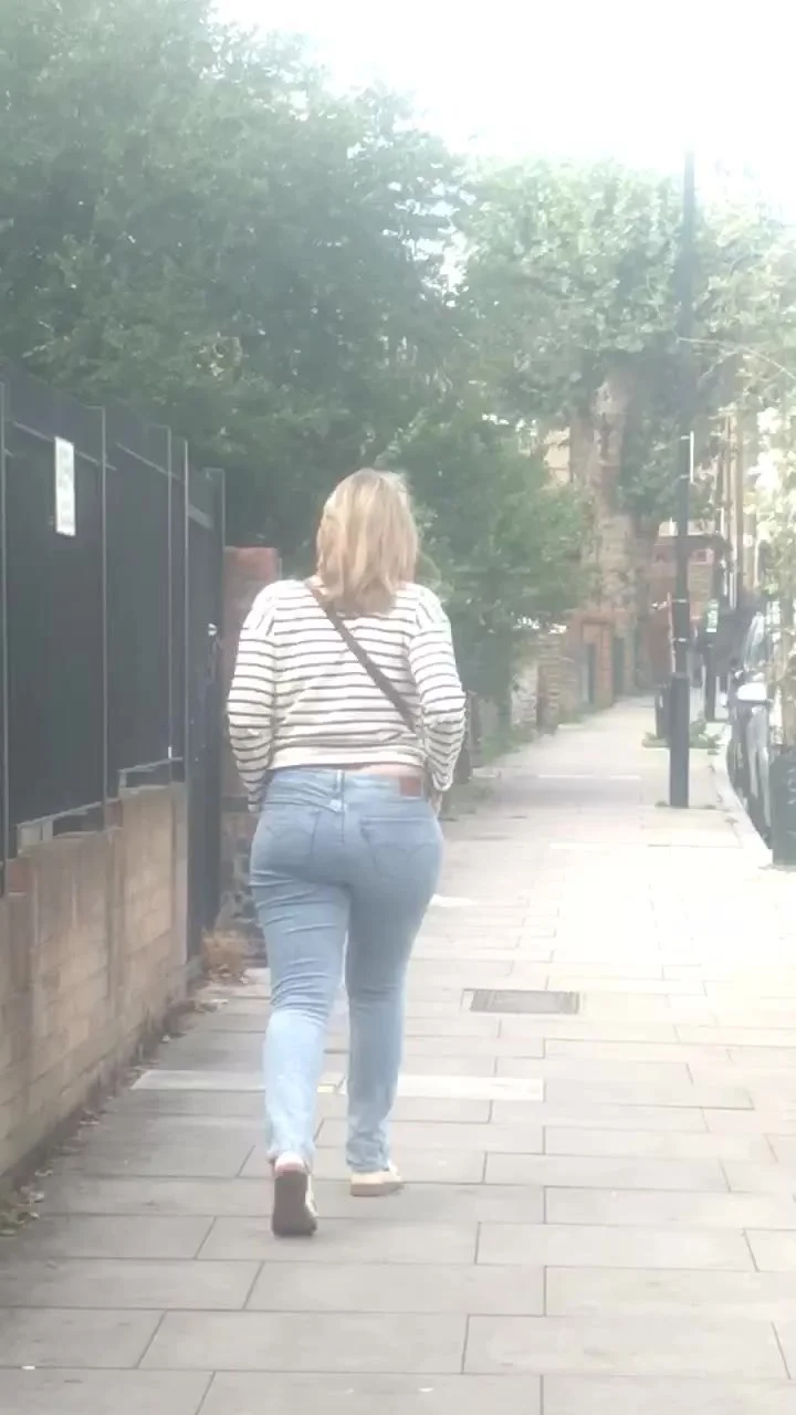 alesha howe add milf walking photo