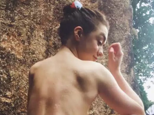 maisie williams butt