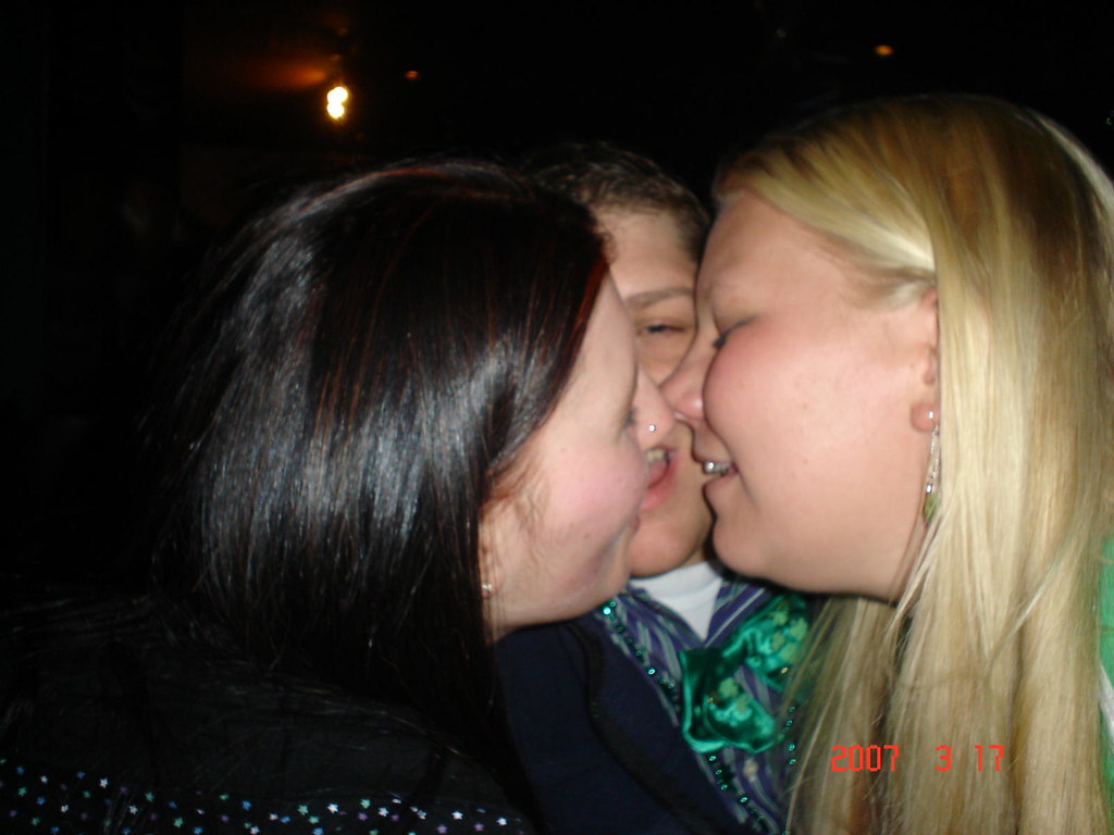 3 way kiss