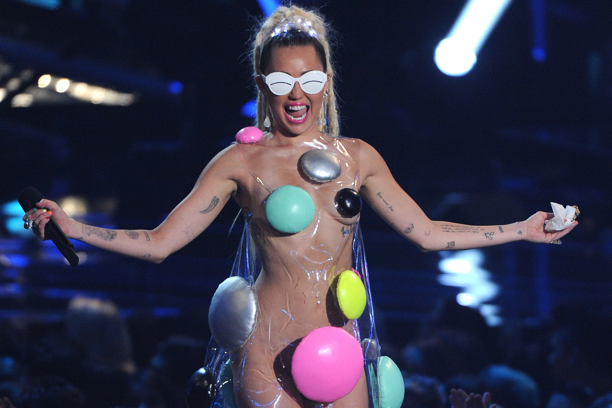 miley cyrus performing nude