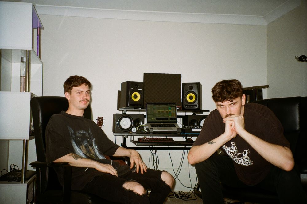 WELCOME TO LEER YEAR AS BRAND NEW DUO DROP THEIR ELECTRIC DEBUT ‘FRIENDS FEAT. FIO’