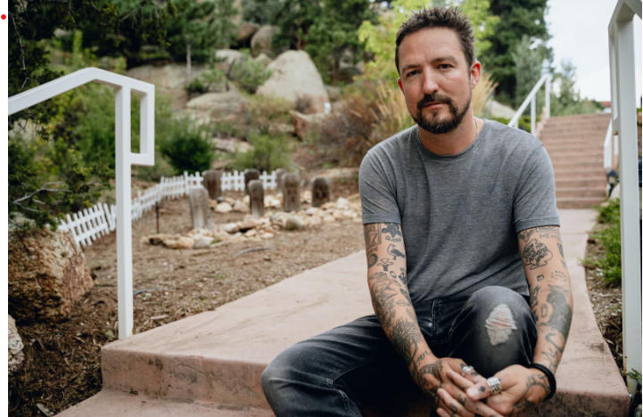 FRANK TURNER RELEASES NEW SINGLE ‘LETTERS’